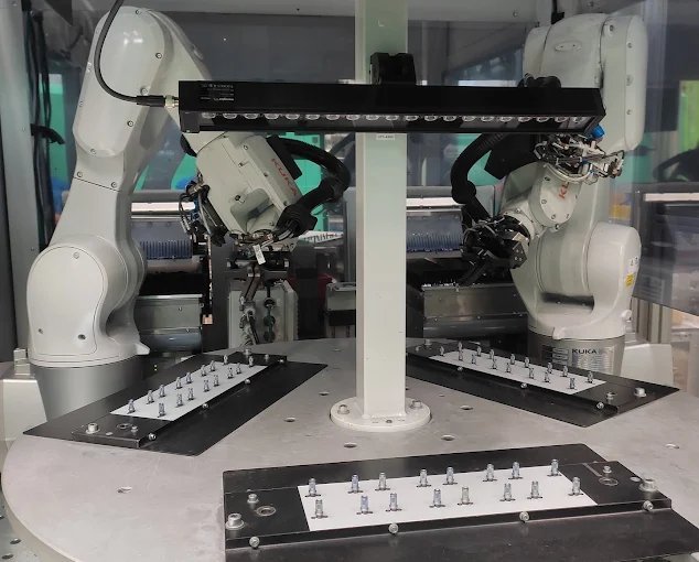 Roboterzelle mit zwei Robotern und Drehteller